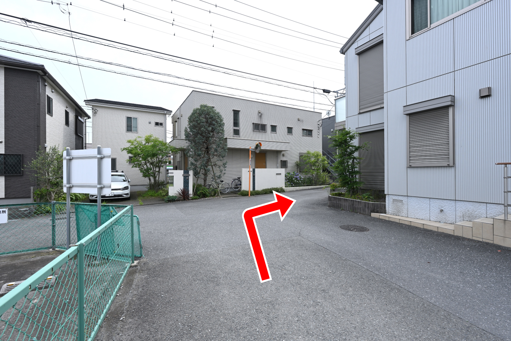 駐車場を出て左に進み、突き当りを右折します