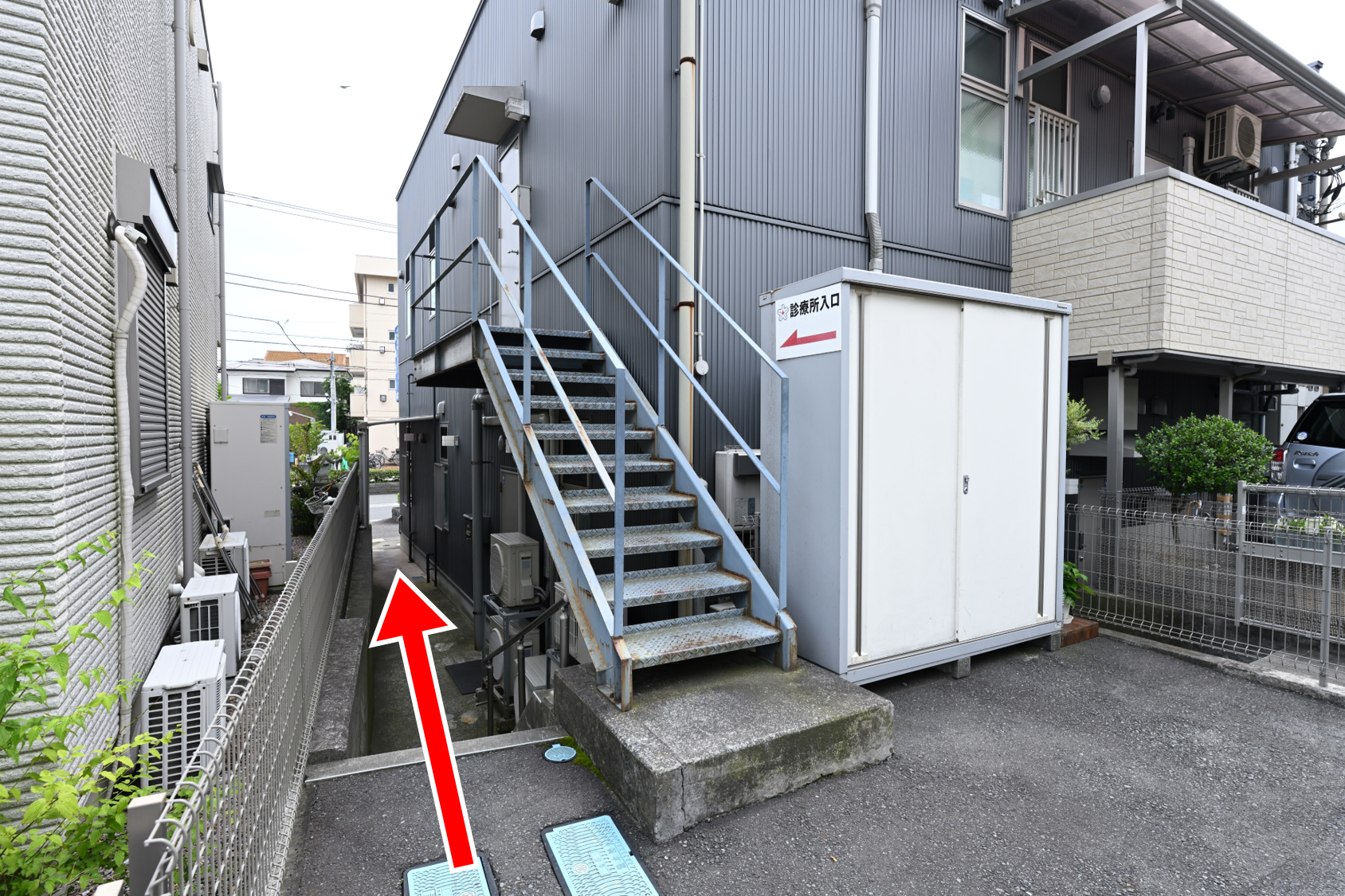 階段横の通路を直進すると当院前に出ます